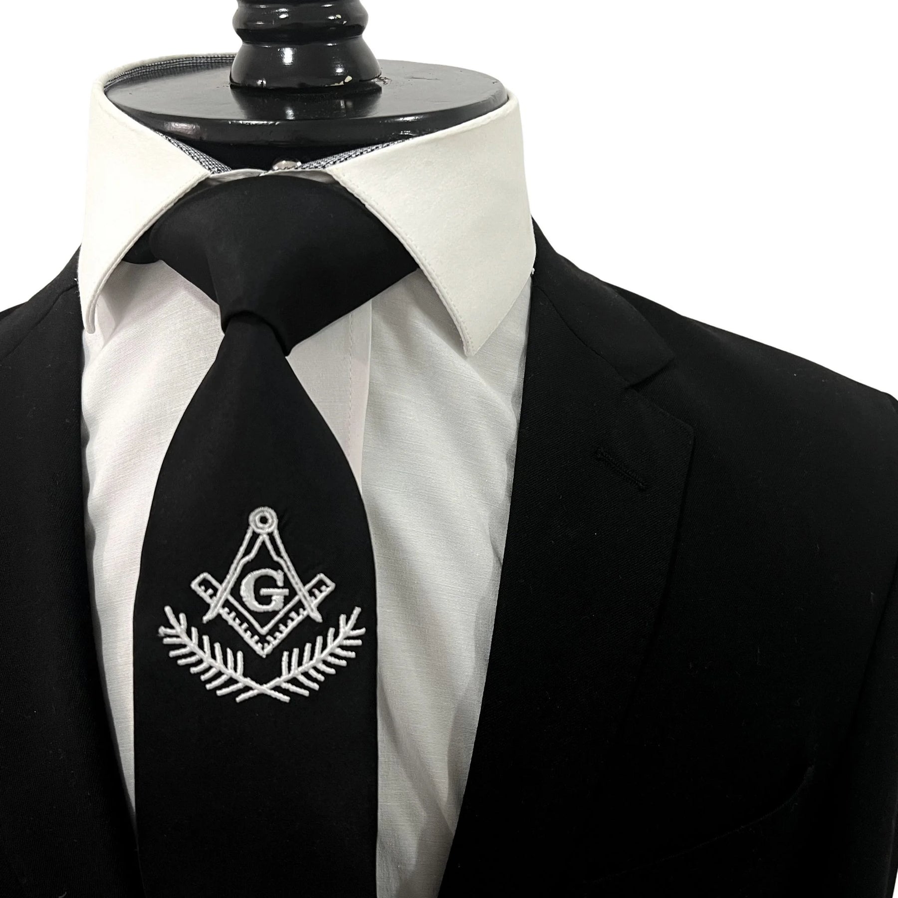 Gravata Tradicional Preto com Bordado Branco Maçonaria